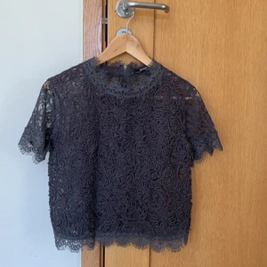 Blus med spets strl M - Säljer denna blus från Zara i storlek M (känns som en small). Den har ett väldigt fint spetsmönster. Blusen är knappt använd och i väldigt fint skick. Köpare står för frakt.