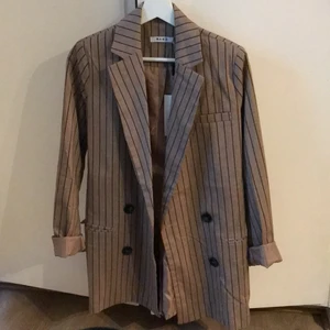 Kavaj - Brun kavaj oversize med fickor och knappar. Prislappen kvar, aldrig använd. 