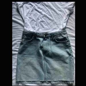  - Supersnygg jeanskjol!! -storlek L 