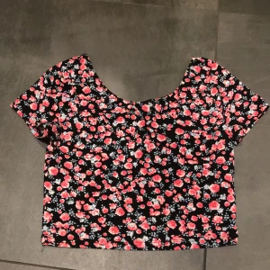 Crop topp - Blommig crop topp från HM. Storlek M men skulle säga att den är mer än S i storleken💕