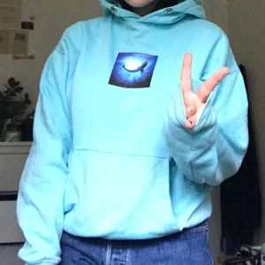 blå val hoodie - feett hoodie som ba inte kommer till användning! den har ett snöre också, jag orkade ba inte sätta i det innan jag tog bilderna :) den har några småå fläckar därav priset ! 