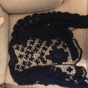 Hemvirkad strandkofta - Öppen kofta som knyts fram. Handvirkad från Brasilien och knappt använd. Svårfotad. Frakt tillkommer.