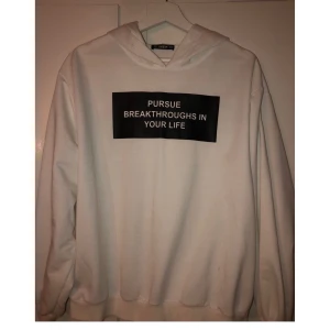 SHEIN hoodie - Vit hoodie med svart text, luva och sitter bra, från Shein