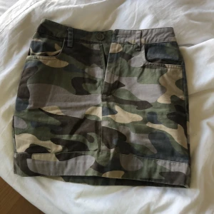 Mini kjol - En fin cammo mönstard mini kjol. Använd 1 gång