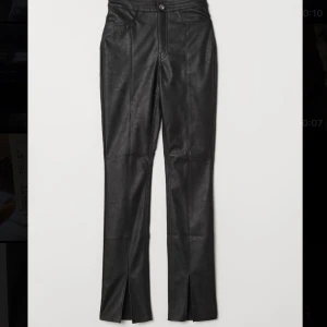 Skinbyxor med slits - Supersnygga raka, långa skinbyxor med slits, sparsamt använda men säljs för att dom är försmå för mig