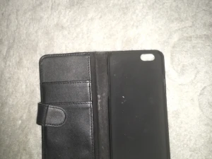 100 - Svart mobiskalsfodral med plats för två kort