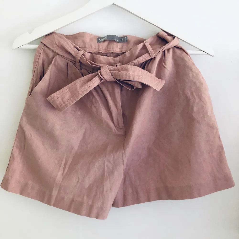 ▫️Ljusrosa shorts i paperbag modell  ▫️Storlek: X-Small ▫️Material: 56% Linne 44% Viskos  ▫️Enbart testade ▫️Frakt 44 kr. Shorts.