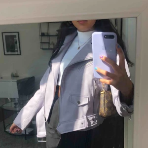  - helt ny skinnjacka i den finaste lila pastelfärgen från zara! köpte häromdagen och endast testad, prislapp sitter kvar och allt. nypris 559kr men säljer för 250kr + frakt!💜💜💜🦋🦋