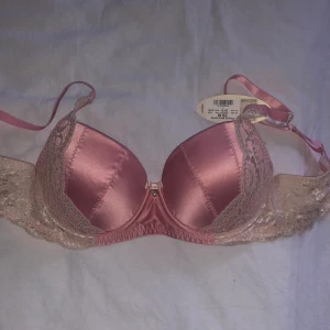 Bh - Helt ny oanvänd bh med prislappen kvar! Storlek 75B. Ordinarie pris: 279. Frakten ingår ❣️