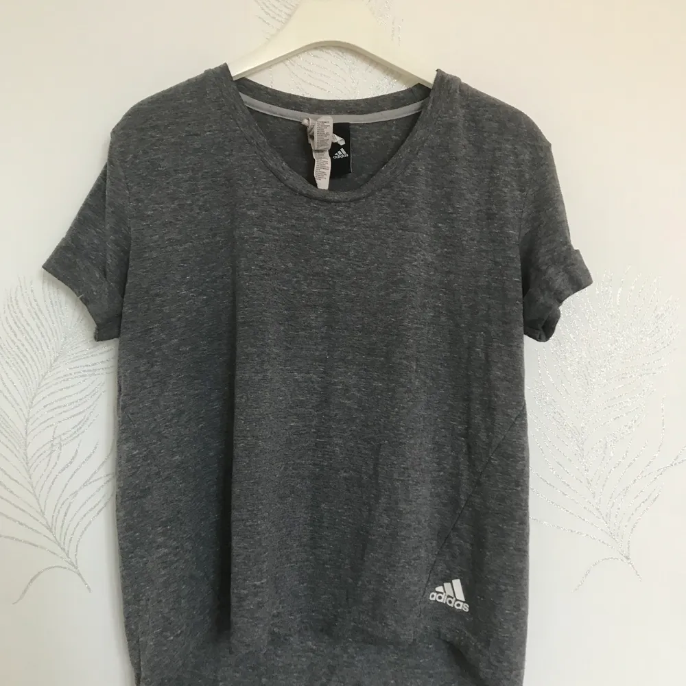 Adidas t-shirt i storlek small. Använt skick! Betalas via Swish. Frakt inräknat i priset. ✨. T-shirts.