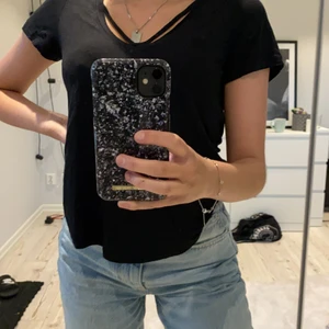 Strl xs - Säljer en svart skön tröja med kors vid brösten. Knappt använd. Köpte tröjan på Gina tricot för 200kr säljer för 20kr