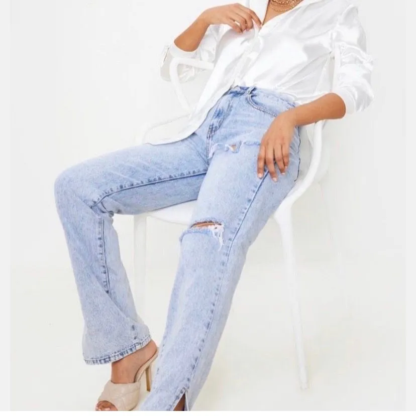 Blåa jeans med slits, storlek 34. Säljer pga lite för långa för mig som är 163💖💖💖. Jeans & Byxor.