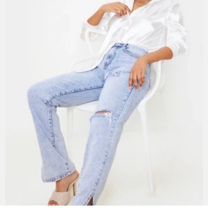 Blåa skitsnygga jeans!! - Blåa jeans med slits, storlek 34. Säljer pga lite för långa för mig som är 163💖💖💖