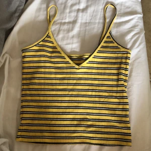 Randig gult linne - Ett supersött gult linne! Säljer då det inte kommer till användning. Frakt tillkommer om man inte kan mötas upp i Gävle 🌺