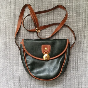 Väska  - Mörkgrön och brun handväska i fuskskinn. Gulddetalj och guldigt magnetspänne. Litet fack med dragkedja på insidan samt skysterbart axelband. Skriv till mig vid intresse eller om du har några frågor☀️ Fraktkostnad tillkommer! 