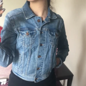 Jeans jacka - Är aldrig använd då jag har en till som jag använder. Är i mycket bra skickt. Priset går att diskutera och köparen står för frakten😊