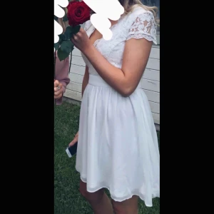 Vit klänning - Superfin klänning från Nelly i storlek 36 som endast är använd en gång! Priset är inklusive frakt 😍