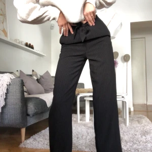 Kostymbyxor  - Super snygga kostym byxor med knytning i midjan från JACQUELINE de YONG i storlek xs men skulle säga mer s. Har sedan inan ett liknade par där av mycket sparsamt använda inprencip i nyskick! Köparen står för frakten😊