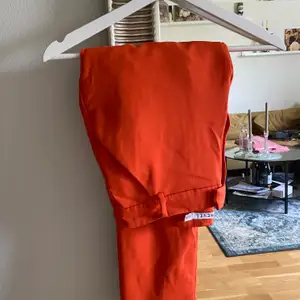 Byxor med kostym variant i skönt material, orange härlig färg från ivyrevel. Strl 38 men snarare Strl 36
