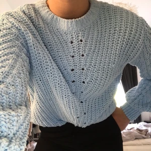 Stickad babyblå tröja från H&M - Fin stickad babyblå tröja från H&M i storlek S. 