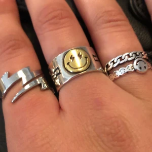 Smileyring GULD - Bud startar på 70kr. Frakten kostar 11kr❤️ mitten och höger säljs❤️ mitten ringen är såld, höger finns kvar 1 exemplar!