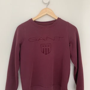 Gant tröja  - Vinröd gant tröja. Använd fåtal ggr, fint skick. 🥰