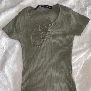 Grön ribbad tröja - En grön ribbad tröja, jätte fin och skön, men tröttnat på den.  