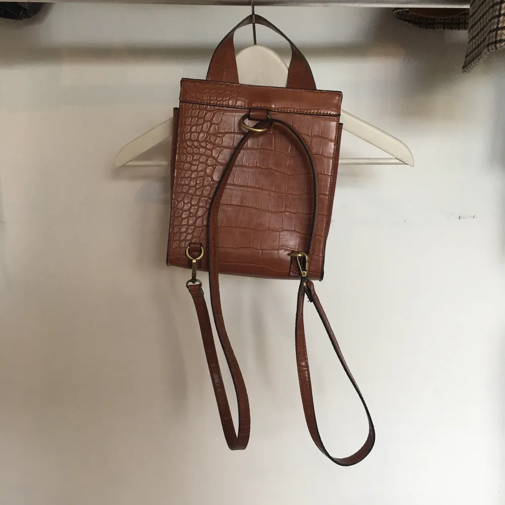 En mindre ryggsäck från asos i mycket bra skick med fack inuti, läderimitation. Möts upp i Sthlm annars står köparen för frakt.. Laukut & Käsilaukut.