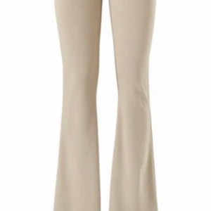 Bootcut byxor gina - Jättefina beiga bootcut leggings från Gina tricket. Nästan aldrig använda så i mycket bra skick. Storlek XS och passar mig som också har S 