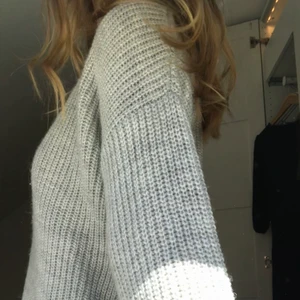 Ljusgrå stickad tröja från I dig denim!  - Jättefint stickad tröja från I dig denim! Passar året om! Stl XS men passar även S/M då den är väldigt oversized! Fraktkostnad på 79 kr tillkommer då tröjan är tjock och därför kostar mer att frakta. ALDRIG ANVÄND 