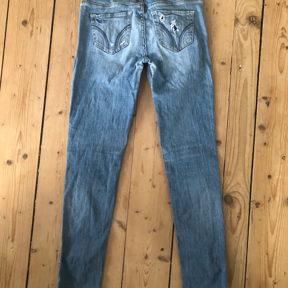 Ett par fräsiga hollister byxor med hål i, dem är ganska så använda men fortfarande i relativt bra skick:) dem är w25 l29 och är ganska low waist😊 frakt tillkommer. Jeans & Byxor.