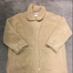  - Sjukt snygg teddyjacka från Monki i superbra skick! I storlek XL (enligt lapp, jag har strl S i vanliga fall) för den perfekta oversize looken! Supersnygg passar alla kön! Perfekt nu till vintern😀😀😙😙✨   Frakten betalas av köparen för en billig peng😘✨❤️