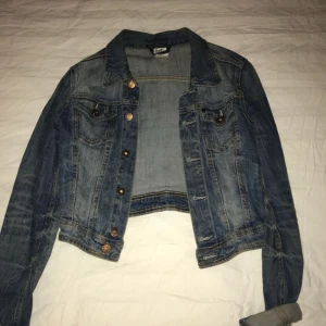  - Jeans jacka såååå snygg och jag älskar den!! Men säljer den för att den har blivit liten för mig! Jätte fin skick och allting är perfekt!