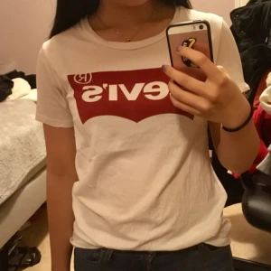  - En fin och äkta Levis T-shirt. Har använt ett par gånger och är i bra skick:) Kan vid snabb köp