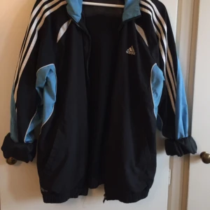  - Cute N funky vintageaktig jacka från adidas som faktiskt hjälper mot vinden utöver att den som sagt är cute