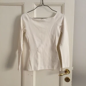  - Snygg tröja i perfekt passform från hm. Viskos, polyamid, elastan.