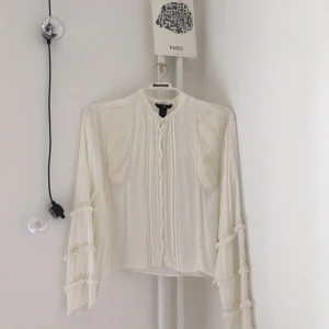  - Bohemisk blus med fransar och virkningar. Lite 70's känsla! Möts gärna upp i Göteborg, annars tillkommer frakt. Har swish! 