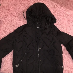  - Varm vinter jacka i bra skick. Ord pris 1500. 