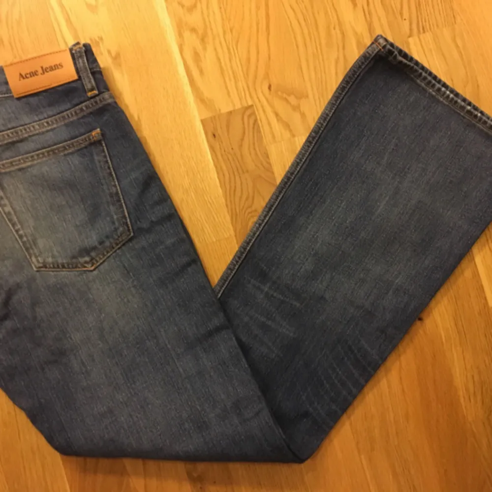 Måste tyvärr sälja dessa fina jeans från Acne då de inte passar mig längre. De är i superfint skick. Storlek 30/32. Köparen står för frakten. . Jeans & Byxor.
