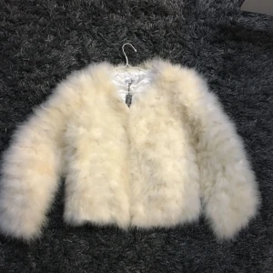  - Prislapp fortfarande kvar! Har kostat 1399:- Är i storlek xxl men jag som vanligtvis har Medium i jacka kan ha denna jag lovar!  Superfin! 