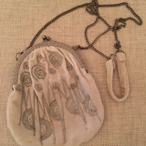  - En vacker festväska i sammet från Noa Noa. Silver/Grå i färgen och med dekorationspärlor på. Gott skick. 