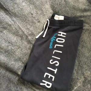  - Hollister mysbyxor, jätte sköna, sparsamt använda, köparen står för frakten 😘💕