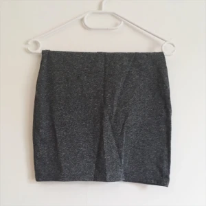  - Grå tight kjol från hm, fint skick!