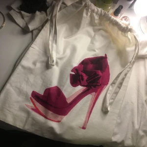  - Vit tygkasse/jumpapåse med skotryck på, aldrig använd inte riktigt min stil, swish går bra köpare står för frakt