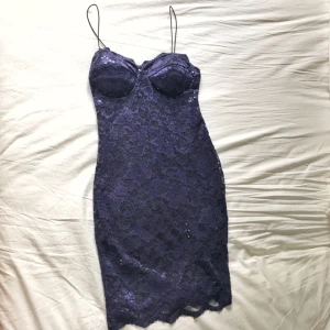  - Blå paljetklänning från NLYOne, använt en gång. säljer pga garderobrensning. Fint skick. Frakt exkl
