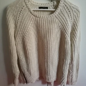  - Supermysig och varm tröja med fina detaljer. Använd 2 gånger. Ett litet hål i sömmen på armen, men det lagas enkelt med tre stygn.