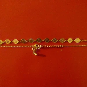  - Guldig choker. Fint skick!! Frakt: 7 kr 🌻