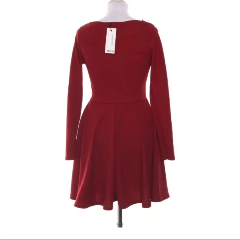 Superfin röd klänning i storlek 36 (väldigt stretchig) ny med lapp! Köpare betalar frakt 🙂. Klänningar.