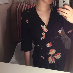  - Omlott-blus från zara i superfint mönster. Säljer pga använder inte så ofta trots att jag gärna skulle vilja. 