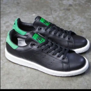  - Adidas stan smiths. Använda i en vecka, mycket fint skick. Endast upphämtning i Sthlm. 